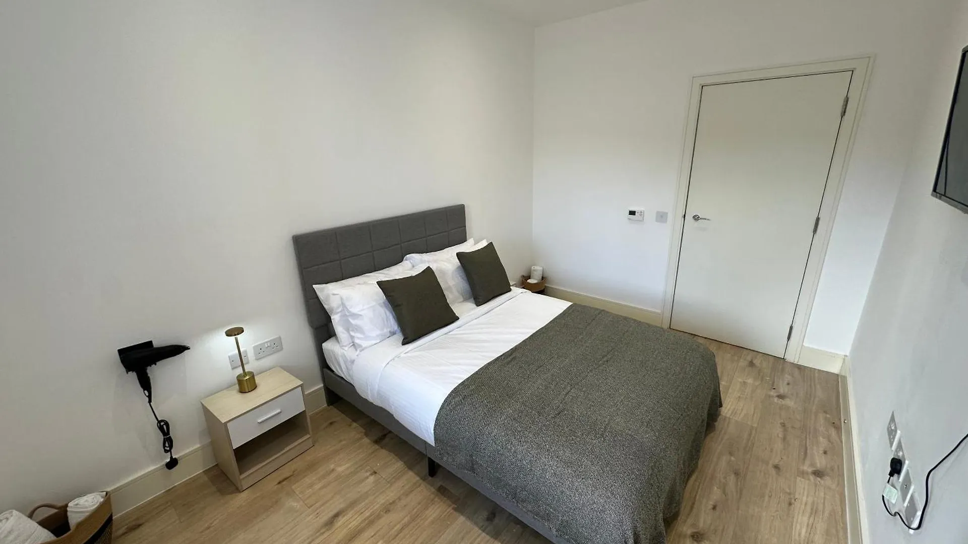 Midland Apartments - Luxury Large Entire Unit Sleeps 4 Luton  United Kingdom