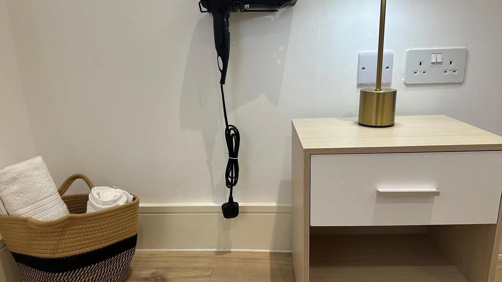 Midland Apartments - Luxury Large Entire Unit Sleeps 4 Luton  0*, Luton (Bedfordshire)