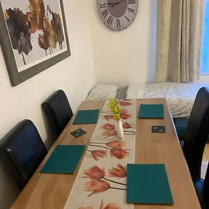 Airport House In Quiet And A Very Pleasant Area, Near London Airport Luton (Bedfordshire)