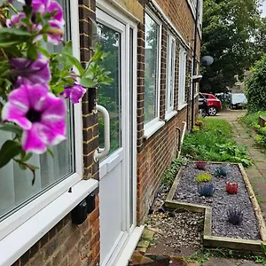  Apartment 3 Bed House London Airport Parking