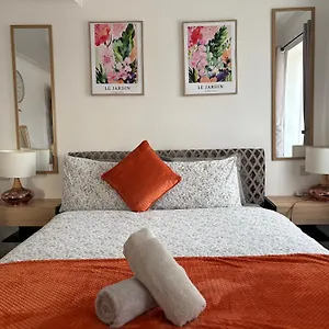 Maison d'hôtes - Newly Renovated Ideal For Short Stay, Close To Airport Train Station, Free Parking Off Street , Luxury Comfort In Price, Luton (Bedfordshire)